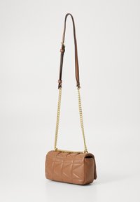 Hnedá prešívaná kožená crossbody taška so zlatým reťazovým popruhom a nastaviteľnou dĺžkou na rameno, s obdĺžnikovým tvarom a textúrovaným detailom.