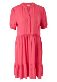 Robe rose vif à manches courtes avec un col en V, une taille froncée et un ourlet à volants, confectionnée dans un tissu léger.