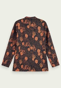 Czarna koszula z długim rękawem z misternymi pomarańczowymi wzorami kwiatowymi i ptakami, z klasycznym kołnierzykiem i prostym krojem.