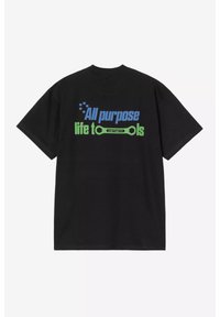 Camiseta de algodón negra con texto en negrita en azul y verde que dice "Herramientas de vida para todo propósito" encima de un gráfico de una llave inglesa.