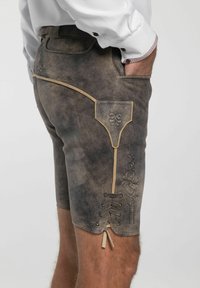 Leren shorts in gedempt grijs met decoratieve stiksel. Beschikt over een zijzak, vetersluiting en lichte accentrand.