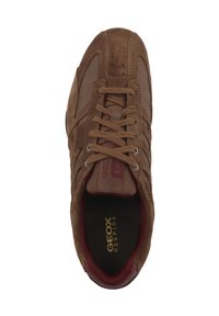 Sneaker in suede e pelle marrone con dettagli perforati, punta tonda e lacci marroni. Presenta il marchio "GEOX RESPIRA" all'interno.