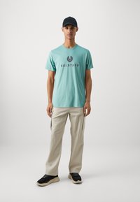 Belstaff SIGNATURE - Marškinėliai su spaudiniu - oil blue