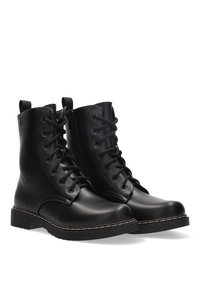 Botas de cuero negro con cordones, punta redondeada, superficie texturizada y suela resistente. Presentan ojales, acentos de costura y tiradores.