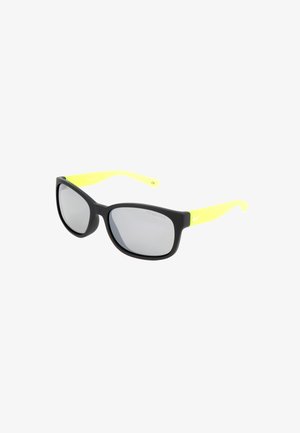 Occhiali da sole con montatura nera, lenti rettangolari grigie e aste giallo brillante con un piccolo logo bianco su ciascun lato.