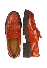 Bruna läderloafers med ett plisserat mönster, kraftig brun gummisula och en slät yta. Utsmyckade med ett litet rem och spänne.