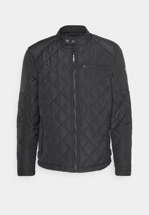 Zwarte gevoerde jas met een staande kraag, volledige ritssluiting aan de voorkant en één ritsborstzak. Bevat een gladde stof en een diagonaal stikpatroon.