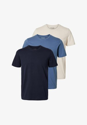 Három kereknyakú póló tengerészkék, kék és tejszínszínű színekben. Pamutból készült; rövid ujjú, normál szabású, sima textúrájú, mintázat nélküli.