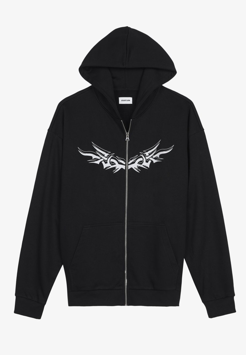 Schwarzer Reißverschluss-Hoodie mit einer vorderen Tasche, Kapuze und silbernem Tribal-Design auf der Brust. Hergestellt aus weichem Stoff mit gerippten Bündchen.