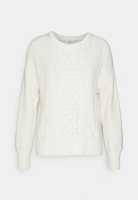 Witte gebreide trui met een gestructureerd kabelpatroon, geribbelde boorden en zoom, en een ronde halslijn. Zachte, grove breistof.