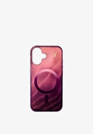 Telefoonhoesje met magentakleurige gradient en glanzende afwerking. Heeft een cirkelvormig magneetpatroon en een uitsparing voor de camera. Tekst: "IDEAL OF SWEDEN."