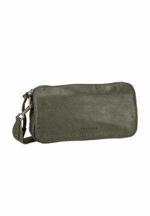 Sac bandoulière rectangulaire en cuir vert olive avec fermeture éclair, sangle en tissu réglable et logo "Liebeskind Berlin" à l'avant.