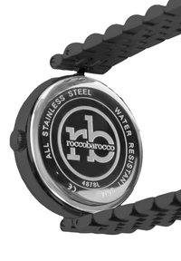 Svart klocka i rostfritt stål med rund boett, klart glas och texturerat svart armband; har "roccobarocco"-logotyp och texten "vattentålig".