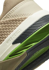 Nike Performance METCON 7 UNISEX - Sapatilha de treino - rattan/thunder blue-sandalwood-sail-green strike