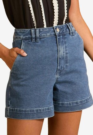Shorts en denim taille haute, de couleur bleue, avec un ourlet fini et des poches latérales. Le tissu a une légère texture avec un design classique à cinq poches.