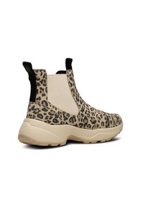 Bottes cheville à imprimé léopard avec un panneau latéral élastique beige, des accents noirs et une semelle épaisse crème. Caractéristiques tissu texturé et design moderne.