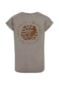 Grå kortærmet t-shirt med et brunt grafisk motiv af en egyptisk farao og hieroglyfdesigns på ryggen. Blødt bomuldsstof.