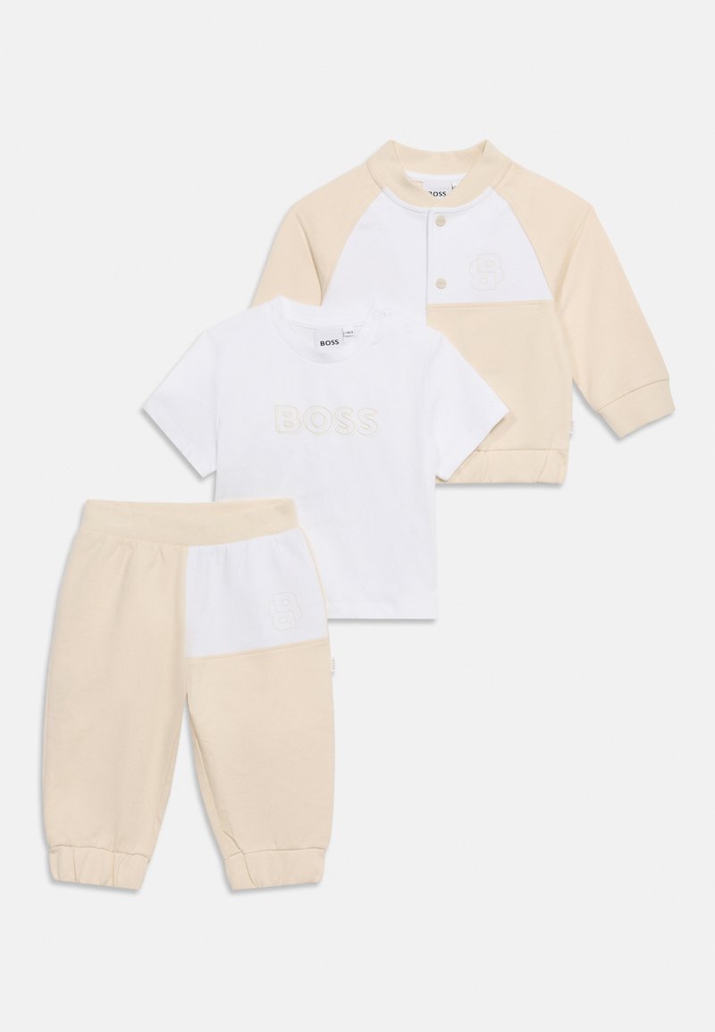 Σετ τριών κομματιών για μωρό σε μπεζ και λευκό χρώμα, που περιλαμβάνει κοντομάνικο πουκάμισο, μακρυμάνικο σακάκι με κουμπιά και παντελόνι με ελαστική μέση και λεπτομέρειες με λογότυπο.