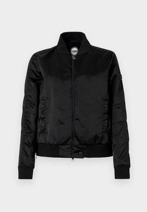 Schwarze Bomberjacke aus Nylon mit glatter Textur, Reißverschluss, gerippten Bündchen und zwei seitlichen Druckknopftaschen. Mit einem Logo am Ärmel.