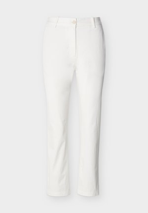 Fehér egyenes szárú nadrág övbújtatóval, gombos záródással és cipzáras sliccel, egyszerű világos háttér előtt bemutatva.