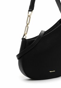Borsa a spalla in pelle nera con finitura testurizzata, caratterizzata da un accento in catena dorata e da una tracolla sottile. Logo impresso alla base.
