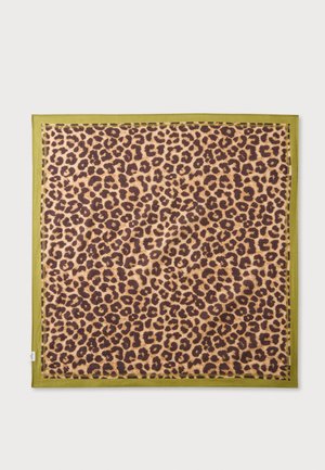 Tissu carré avec un motif de taches de léopard marron et noir et une bordure vert olive sur un fond uni.
