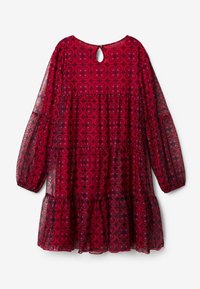 Vestido rojo con estampado, mangas largas y transparentes, espalda con corte en forma de llave, diseño en capas y motivos circulares en tonos más oscuros. Tejido suave y ligero.