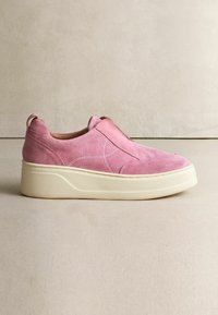 Różowe zamszowe buty wsuwane o fakturowanym wykończeniu, z grubą kremową podeszwą i przeszyciami na cholewce.