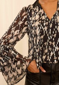 Love & Roses PUSSY FLUTE SLEEVE REGULAR FIT - Pluus - black