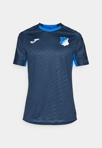 Maglia sportiva a maniche corte blu navy con accenti blu, caratterizzata da un design texturizzato, colletto a girocollo, logo della squadra e vestibilità elegante e atletica.
