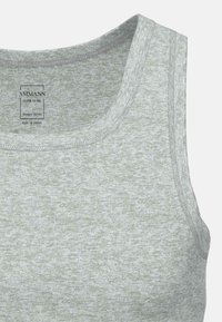 Canottiera in cotone organico grigio chiaro con scollo rotondo, spalline larghe e una leggera texture melange. Etichette visibili al centro.