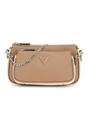 Sac à main texturé en tan avec deux compartiments zippés, une bandoulière en chaîne argentée et un accent en logo triangulaire. Présente des bordures en crème le long des bords.