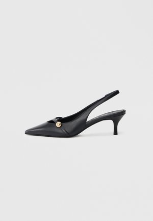 Schwarze Slingback-Schuhe aus Leder mit spitzer Schuhspitze, geschwungenem Absatz und goldfarbenem Akzentknopf an der Seite. Glatte Textur und minimalistisches Design.