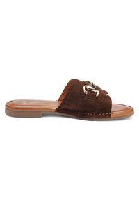 Brun ruskind slip-on sandal med flad sål og guldfarvet metalspænde på bred strop over foden.