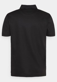 Polo noir en coton. Doté d'un col classique, de manches courtes et d'une texture lisse. Aucuns motifs ou embellissements visibles.