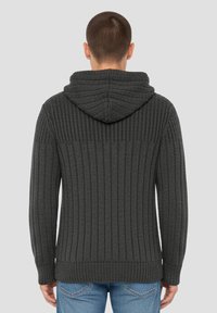 Sweat à capuche gris foncé côtelé avec une finition texturée, doté d'une capuche doublée et de manches longues.