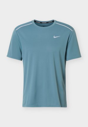 Světle modré běžecké tričko Nike s krátkým rukávem, bílým logem Swoosh na levé straně hrudi a reflexními pruhy na ramenou.