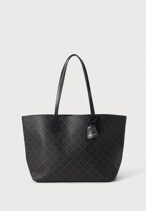 Bolso tote negro grande con asas largas, un estampado de rombos en marrón oscuro y una pequeña etiqueta de cuero colgante, sobre un fondo claro.