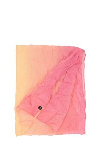 Sciarpa leggera con sfumature di colore che vanno dal giallo tenue al rosa, caratterizzata da una texture arricciata e un piccolo etichetta con logo nell'angolo.