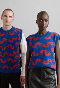 Henrik Vibskov SHRIMPY HORSE VEST UNISEX - Stickad tröja - blue/red