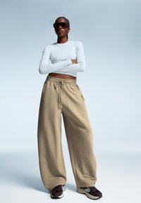 Bershka PLUSH BARREL - Trainingsbroek - sand