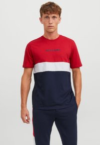 Jack & Jones JJEREID BLOCKING TEE - T-Shirt print - tango red