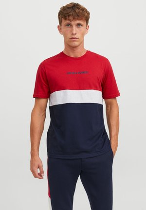 Jack & Jones JJEREID BLOCKING TEE - Camiseta estampada - tango red