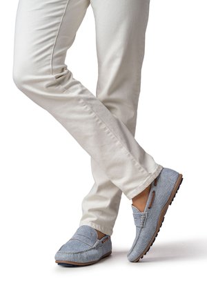 Harmaat kangasloaferit koristeellisilla saumoilla, tupsuilla ja kumipohjilla; yhdistetty vaaleisiin housuihin.