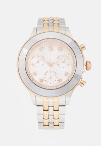 Orologio in acciaio inossidabile argento e oro rosa con quadrante rotondo, dettagli in cristallo, tre sotto-quadranti e un quadrante rosa testurizzato.