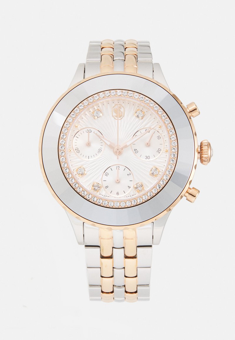 Orologio in acciaio inossidabile argento e oro rosa con quadrante rotondo, dettagli in cristallo, tre sotto-quadranti e un quadrante rosa testurizzato.