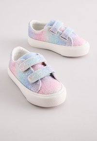 Glitzernde Pastell-Sneaker mit einem Farbverlauf in Pink und Blau, ausgestattet mit zwei verstellbaren Klettverschlüssen und einer weißen Gummisohle.