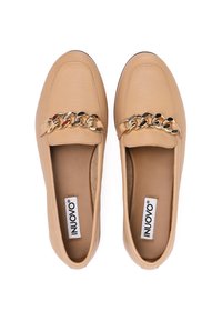 Mocasines de cuero beige con un acento de cadena dorada en el empeine. Punta redondeada, textura suave y suela plana. Etiqueta de la marca visible en el interior.