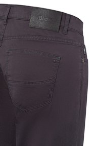 Heren donkere grijze broeken met een gestructureerde zwarte tailleband, een achterzak met merkenlabel en contrasterende stiksels.