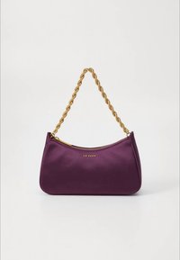 Μωβ σατέν τσάντα χειρός με λουρί από αλυσίδα σε χρυσαφί απόχρωση και κλείσιμο με φερμουάρ, με λεία υφή και μινιμαλιστικό σχεδιασμό.